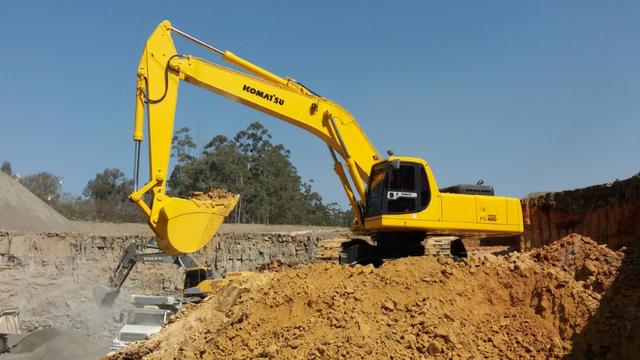 escavadeira komatsu